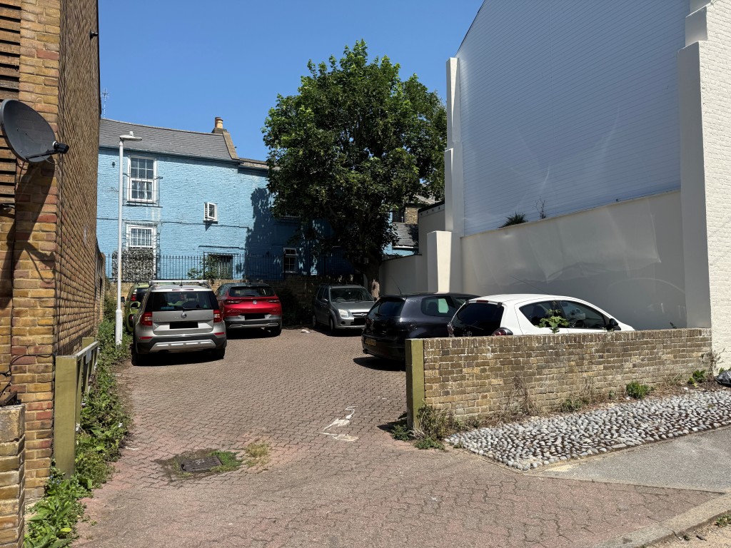 Lot: 44 - FREEHOLD SITE WITH POTENTIAL - Freehold land